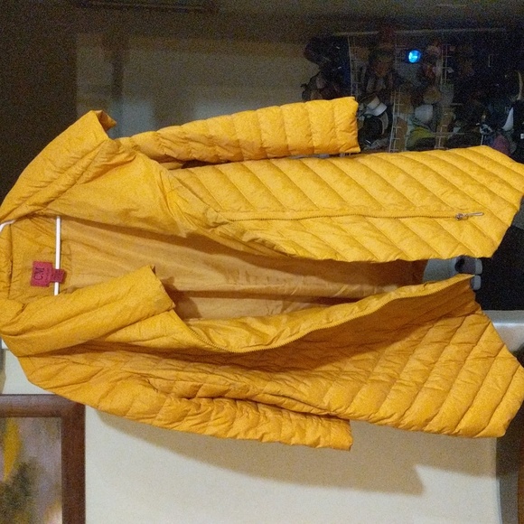 #9. CM Milano Assymetrical Long Puffer Jacket with zipped pockets. Size:Medium - Picture 7 of 9